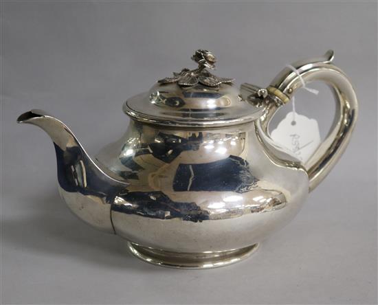 A George IV silver teapot by The Barnards, London, 1829, gross 23.5 oz.